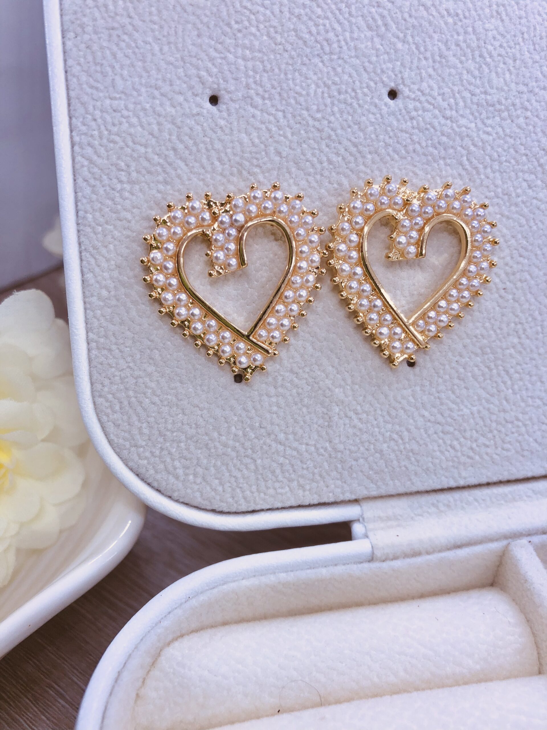 arete corazón perlado