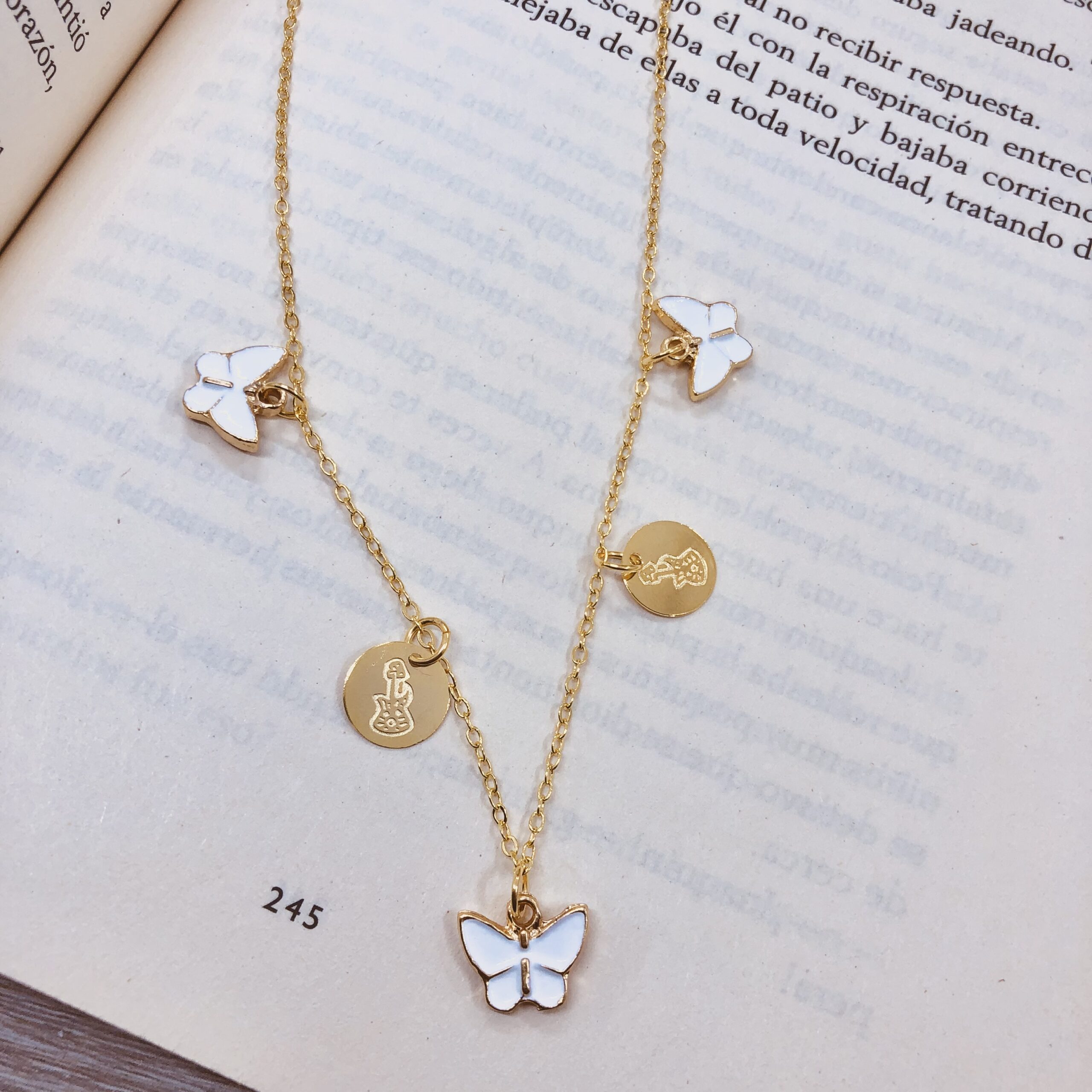 Collar mariposas blancas