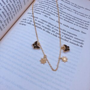 Collar mariposas negras