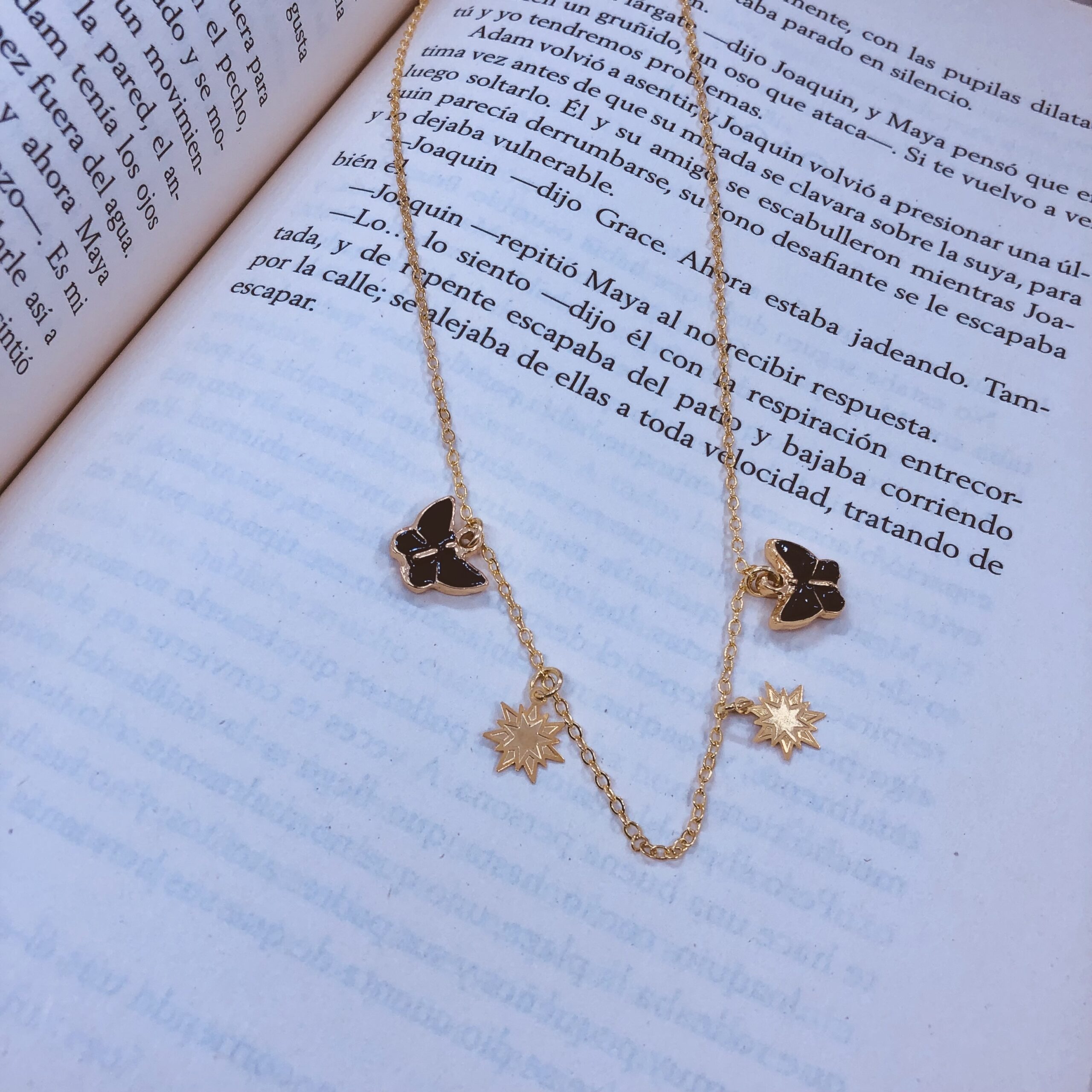 Collar mariposas negras