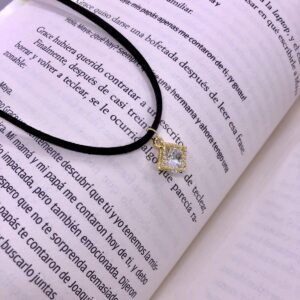 Collar Cuadrado en Cuerina